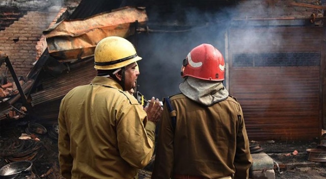 Hindistan&#039;da Covid-19 hastalarının tedavi gördüğü otelde çıkan yangında 11 kişi öldü