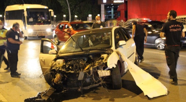 Kocaeli’de otomobil bariyerlere çarptı: 1 yaralı
