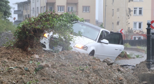 Rize&#039;deki şiddetli yağış sonucu oluşan heyelanda bir araç toprak altında kaldı