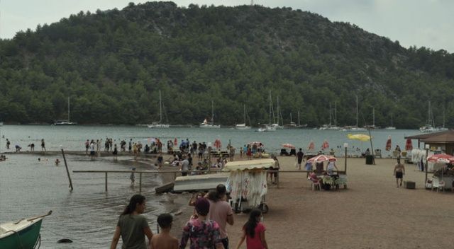 Tatil sevdası koronavirüsü unutturdu, plajlar doldu taştı