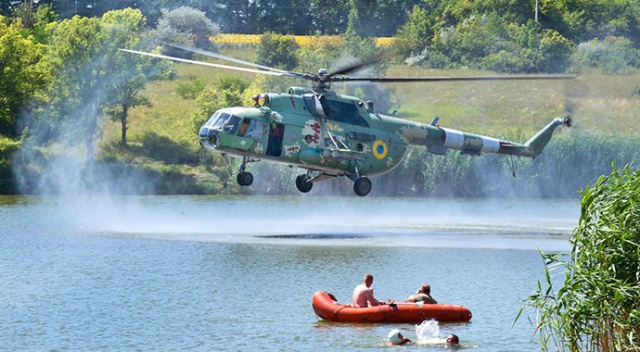 Ukrayna&#039;da askeri helikopter tatilcilerin arasında tatbikat yaptı
