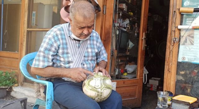 32 yıldır aynı köşede futbol topu tamir ediyor