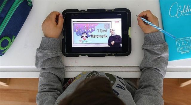 AK Partili belediyeler öğrencilere tablet dağıtıyor