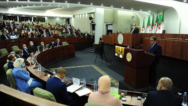 Cezayir&#039;de Anayasa değişiklik taslağı Parlamento&#039;nun üst kanadından geçti