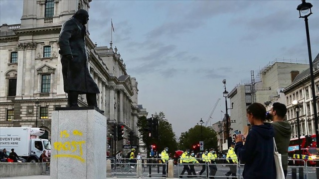 Churchill&#039;in heykelinin kaidesine yeniden &#039;ırkçı&#039; ifadesi yazıldı