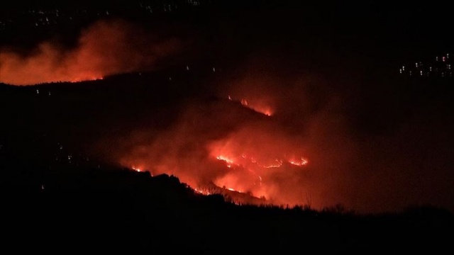 Elazığ&#039;da Mastar Dağı&#039;nda çıkan örtü yangınına müdahale ediliyor