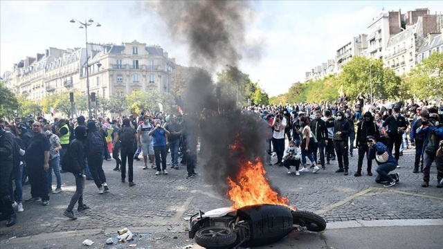 Fransa&#039;da aylar sonra düzenlenen sarı yeleklilerin gösterilerinde olaylar çıktı