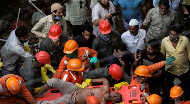 Hindistan&#039;da bina çöktü: 10 ölü, 11 yaralı