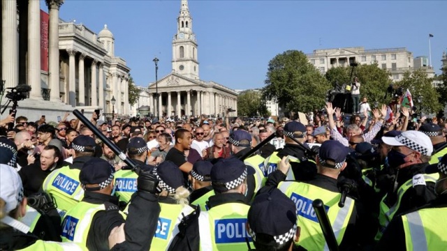 İngiltere’de polis, Covid-19 önlemleri karşıtı grubun protestosuna müdahale etti