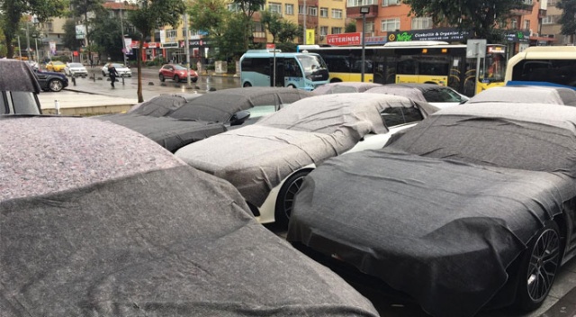 İstanbul&#039;da dolu yağışında milyonluk lüks araçlar zarar gördü