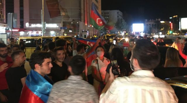 İstanbul’da vatandaşlar Ermenistan’ı kınayarak Azerbaycan&#039;a destekte bulundu