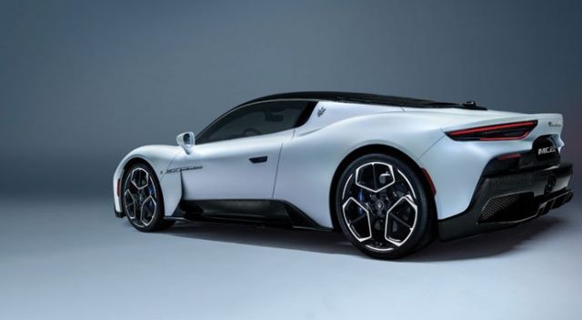 İtalyan otomotiv markası yeni spor otomobili tanıttı