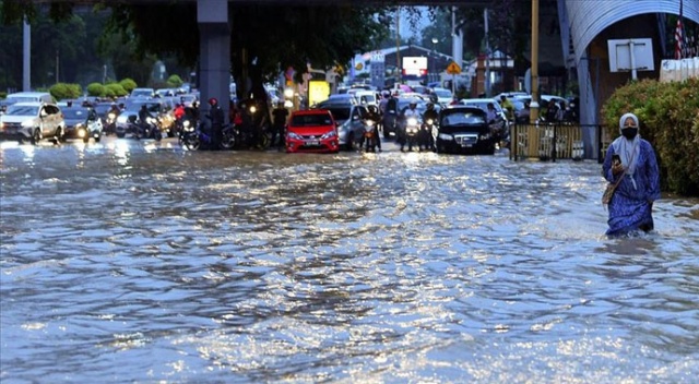 Malezya&#039;nın başkenti Kuala Lumpur&#039;da sağanak yağmur sele yol açtı