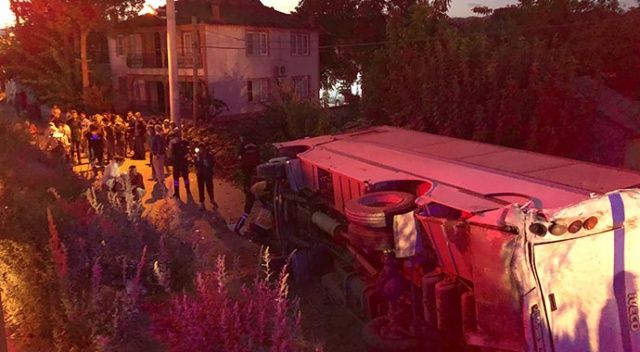 Manisa&#039;da üzüm işçilerini taşıyan minibüs ile tır çarpıştı: 26 yaralı
