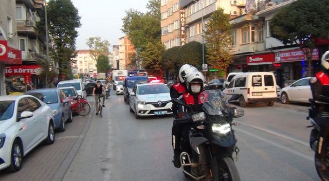 Türkiye&#039;de ilk! Bütün kamu araçları siren çalıp maske mesafe uyarısı yaptı
