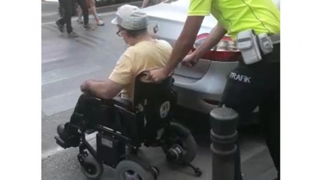 Yaya geçidine park etti, engelli vatandaş geçemedi