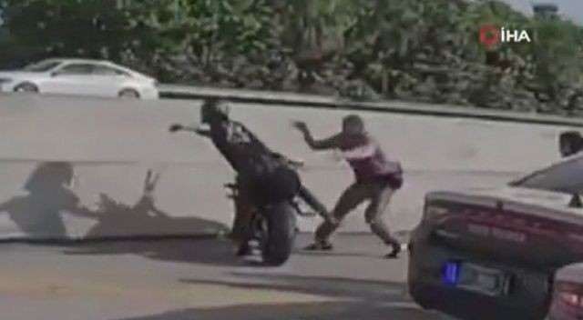 ABD’de polis, motor sürücüsünün üzerine atladı