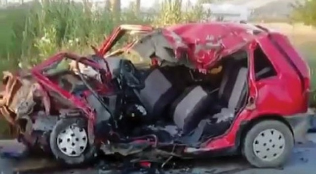 Antalya&#039;da tur midibüsüyle otomobil çarpıştı: 1 ölü, 2 yaralı