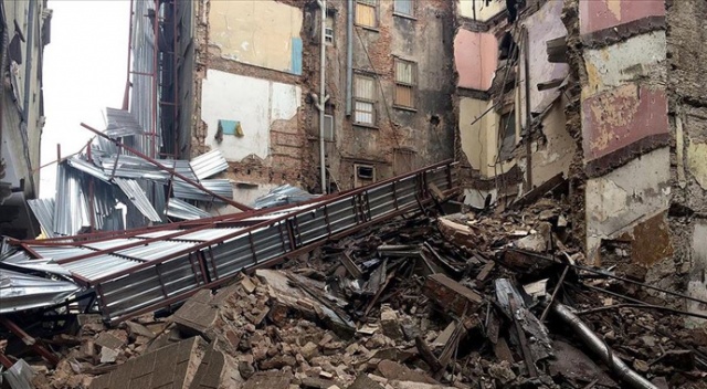 Beyoğlu&#039;nda 2 katlı metruk binada çökme meydana geldi