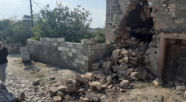 Deprem Ayvalık’ta da hissedildi, bir taş binanın duvarı çöktü