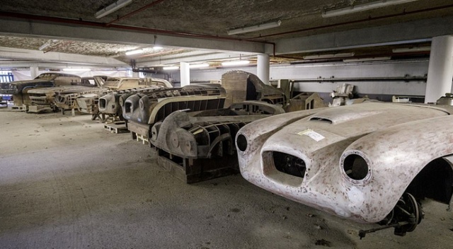 Efsane arabaların tahtadan kopyaları fabrikada tozlar içinde bulundu