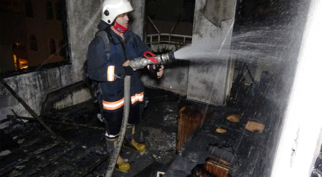 Erdemli&#039;de binada çıkan yangın korkuttu