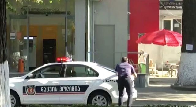 Gürcistan&#039;da film gibi olay! 500 bin doları aldı, biri polis iki rehineyle kaçtı