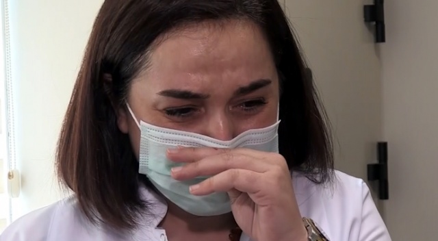 Hastalığı yenen doktor yaşadıklarını ağlayarak anlattı