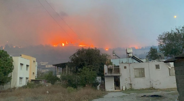 Hatay&#039;da yerleşim yerlerine de ulaşan orman yangınına müdahale sürüyor