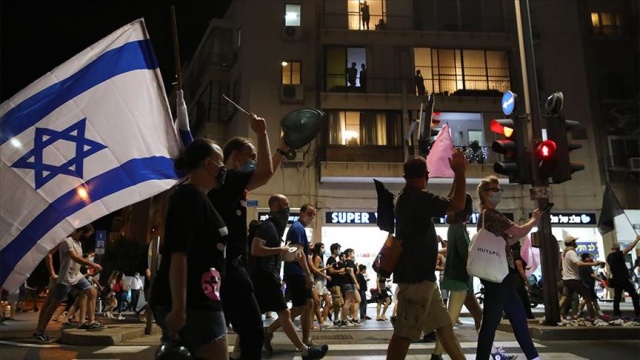 İsrail&#039;de kısıtlamalar kaldırılınca Netanyahu karşıtları sokaklara döküldü