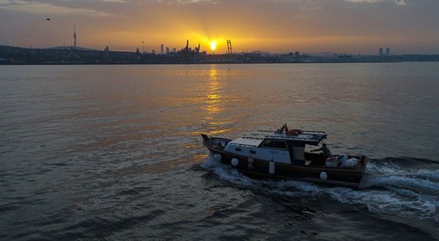 İstanbul Boğazında balıkçıların zorlu mesaisi