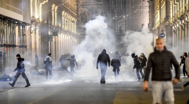 İtalya&#039;da salgına yönelik son tedbirler protestolara neden oldu