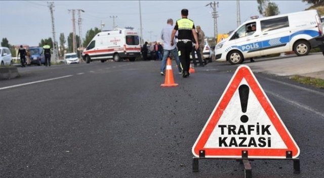 İzmir&#039;de otomobilin tıra çarpması sonucu 1 kişi öldü