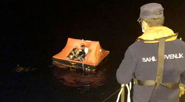 İzmir&#039;de Türk kara sularına geri itilen 36 yabancı uyruklu kurtarıldı