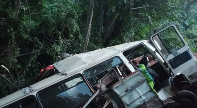 Nijerya&#039;da kamyon öğrenci otobüsüne çarptı: 21 ölü