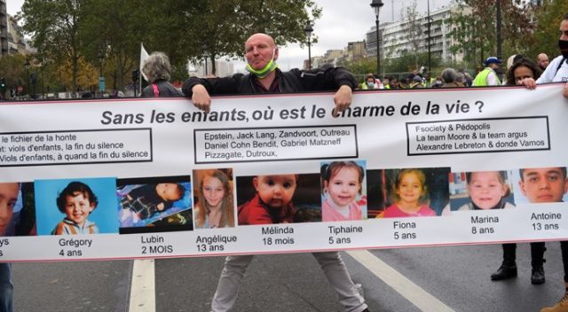 Paris&#039;te çocukları hükümet tarafında ellerinden alınan ailelerden protesto