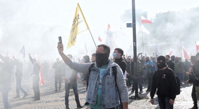 Polonya&#039;da Covid-19 önlemleri karşıtı protestoda 120 gözaltı