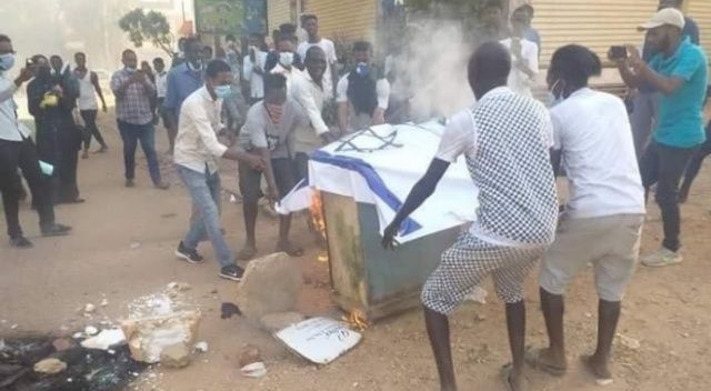 Sudan&#039;daki gösterilerde İsrail bayrağı ateşe verildi