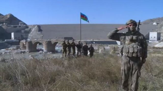 Tarihi Hudaferin Köprüsü&#039;ne Azerbaycan bayrağı dikildi