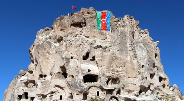 Uçhisar Kalesi’nde Azerbaycan bayrağı dalgalanıyor