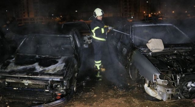 Adana&#039;da boş arazideki hurda otomobiller yandı