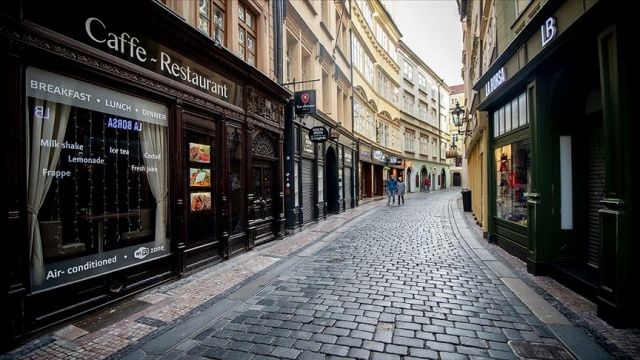 Çekya’da Kovid-19’la mücadele kapsamında kapatılan iş yeri ve restoranlar açılıyor