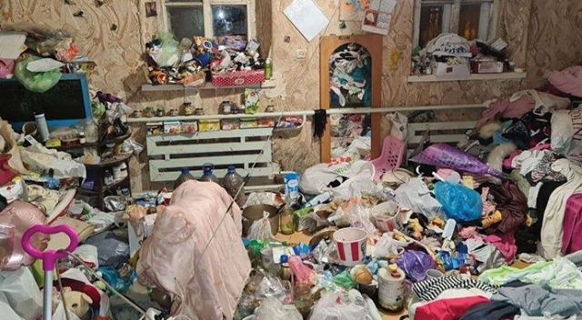 Çöp yığınıyla dolu evden kurtulmaya çalışan çocuklar polisi aradı