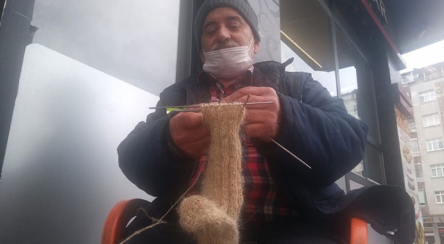 Dedesinden görüp yapmaya başladığı kıl çorabı örmeyi 60 yıldır sürdürüyor