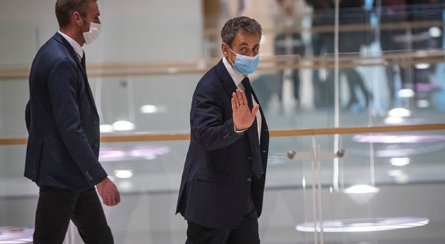 Eski Fransa Cumhurbaşkanı Sarkozy’nin yolsuzluk davası ertelendi