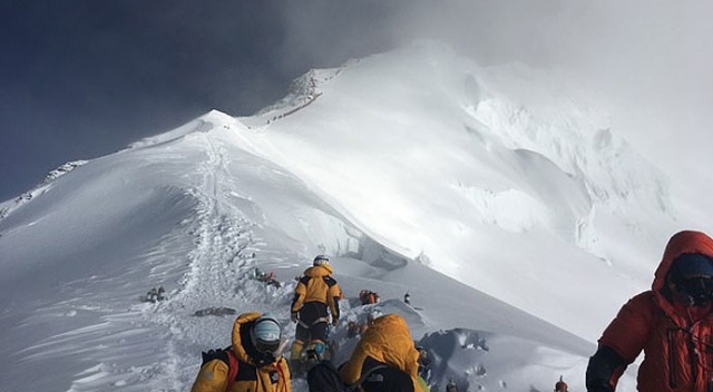 Everest&#039;in &#039;ölüm bölgesi&#039;nde bile plastik atık bulundu