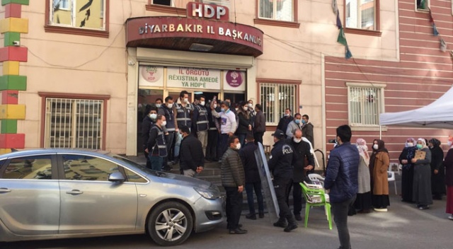Evlat nöbetindeki aileler ile HDP&#039;liler arasında gerginlik