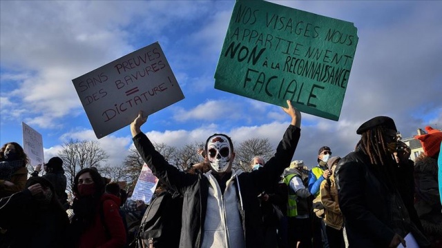 Fransa&#039;da sarı yeleklilerle güvenlik yasa tasarısı karşıtlarının gösterilerinde olaylar çıktı
