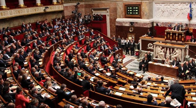 Fransa&#039;da tartışmalı güvenlik yasa tasarısı mecliste kabul edildi