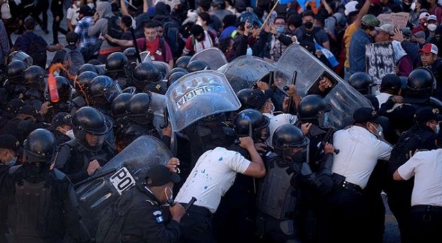 Guatemala&#039;da hükümetin 2021 bütçesi protesto edildi